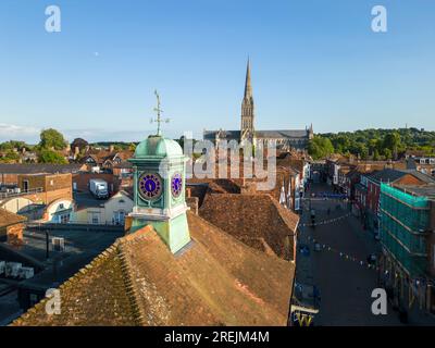 Luftperspektive auf die alte WH Smith Uhr auf der High Street, Salisbury, Wiltshire, England Stockfoto