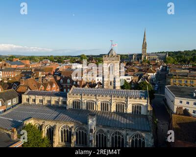 Blick aus der Vogelperspektive auf die St. Thomas's Church, das Stadtzentrum von Salisbury, Wiltshire, England Stockfoto