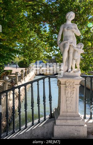 Statuen auf der Brücke, die zum Garten der Insel führt, an der Seite des Königlichen Palastes in Aranjuez, Comunidad de Madrid, Spanien. Stockfoto