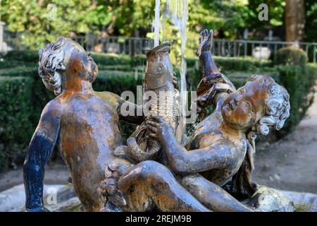 Cherubs auf einem Brunnen im Garten der Insel, im Königlichen Palast in Aranjuez, Comunidad de Madrid, Spanien. Stockfoto