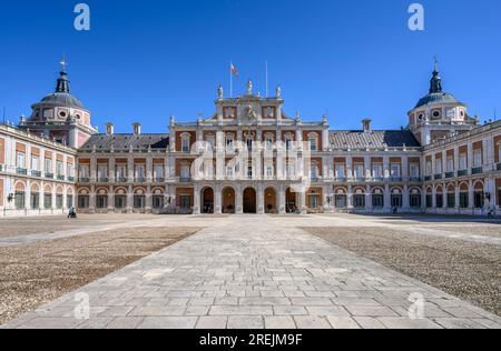 Die Fassade und der Innenhof des Königspalastes in Aranjuez, Comunidad de Madrid, Spanien. Stockfoto