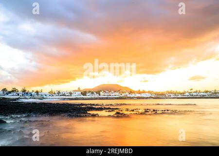 Sonnenuntergang am Playa Vista Lobos, lange Exposition am Meer, Lava-Strand Corralejo, Kanarische Inseln, Spanien Stockfoto