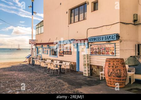 Wunderschöne, typische weiße Häuser am Meer, Hafen von Corralejo am Morgen, Provinz Las Palmas, Fuerteventura, Kanarische Inseln Spanien Stockfoto