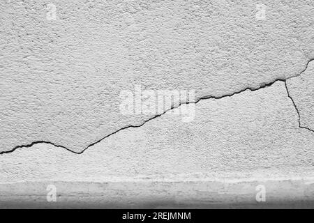 Großer, langer, aufsteigender Riss an alter Putzwand. Speicherplatz kopieren. Selektiver Fokus. Stockfoto