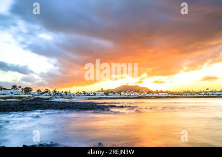 Sonnenuntergang am Playa Vista Lobos, lange Exposition am Meer, Lava-Strand Corralejo, Kanarische Inseln, Spanien Stockfoto