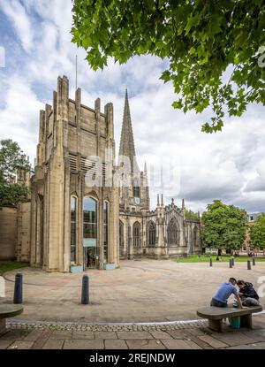 Blick auf die Kathedrale von Sheffield von Church Street, Sheffield, South Yorkshire, Großbritannien, am 24. Juli 2023 Stockfoto