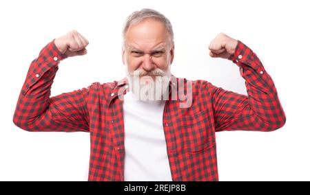 Gut aussehender, starker 60s-jähriger Großvater mit grauem Bart Stockfoto