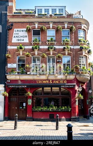 London, Vereinigtes Königreich - 16. April 2022: The Crown and Anchor Public House in Seven Dials, Covent Garden, London. Traditioneller englischer Pub und Restaurant. Stockfoto