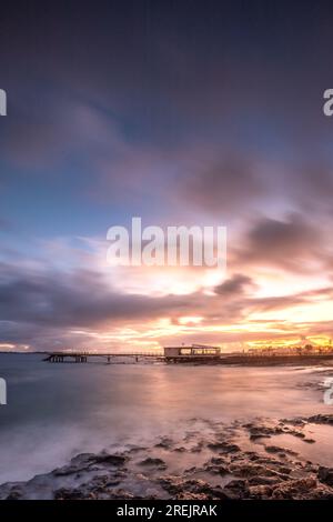 Lange Exposition über einem Lava-Strand. Steiniger Sandstrand am Morgen. bucht, Küste bei Corralejo, Provinz Las Palmas, Spanien Stockfoto