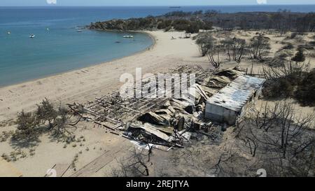 Verlassene Strände in Hotelresorts, die von einem Brand in der Nähe der Stadt Lardos auf der griechischen Insel Rhodos, Griechenland, getroffen wurden, 27. Juli 2023. (CTK Photo/Pawel Nemece Stockfoto