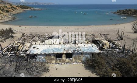 Verlassene Strände in Hotelresorts, die von einem Brand in der Nähe der Stadt Lardos auf der griechischen Insel Rhodos, Griechenland, getroffen wurden, 27. Juli 2023. (CTK Photo/Pawel Nemece Stockfoto