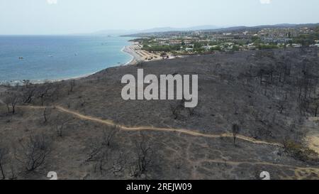 Verlassene Strände in Hotelresorts, die von einem Brand in der Nähe der Stadt Lardos auf der griechischen Insel Rhodos, Griechenland, getroffen wurden, 27. Juli 2023. (CTK Photo/Pawel Nemece Stockfoto