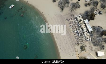 Verlassene Strände in Hotelresorts, die von einem Brand in der Nähe der Stadt Lardos auf der griechischen Insel Rhodos, Griechenland, getroffen wurden, 27. Juli 2023. (CTK Photo/Pawel Nemece Stockfoto