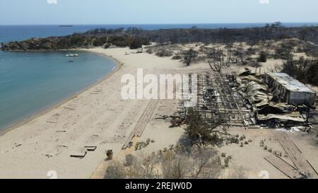 Verlassene Strände in Hotelresorts, die von einem Brand in der Nähe der Stadt Lardos auf der griechischen Insel Rhodos, Griechenland, getroffen wurden, 27. Juli 2023. (CTK Photo/Pawel Nemece Stockfoto