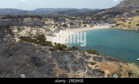 Verlassene Strände in Hotelresorts, die von einem Brand in der Nähe der Stadt Lardos auf der griechischen Insel Rhodos, Griechenland, getroffen wurden, 27. Juli 2023. (CTK Photo/Pawel Nemece Stockfoto