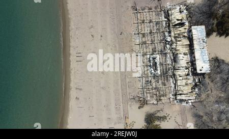 Verlassene Strände in Hotelresorts, die von einem Brand in der Nähe der Stadt Lardos auf der griechischen Insel Rhodos, Griechenland, getroffen wurden, 27. Juli 2023. (CTK Photo/Pawel Nemece Stockfoto