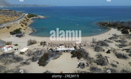 Verlassene Strände in Hotelresorts, die von einem Brand in der Nähe der Stadt Lardos auf der griechischen Insel Rhodos, Griechenland, getroffen wurden, 27. Juli 2023. (CTK Photo/Pawel Nemece Stockfoto