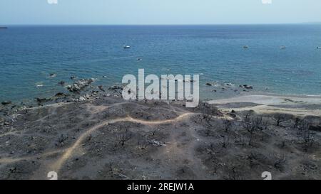 Verlassene Strände in Hotelresorts, die von einem Brand in der Nähe der Stadt Lardos auf der griechischen Insel Rhodos, Griechenland, getroffen wurden, 27. Juli 2023. (CTK Photo/Pawel Nemece Stockfoto