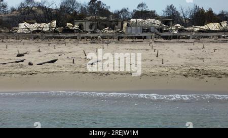 Verlassene Strände in Hotelresorts, die von einem Brand in der Nähe der Stadt Lardos auf der griechischen Insel Rhodos, Griechenland, getroffen wurden, 27. Juli 2023. (CTK Photo/Pawel Nemece Stockfoto