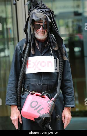 London, Großbritannien. 28. Juli 2023 "Exxon & BlackRock, Your Oil Kills"-Protest außerhalb des BlackRock Hauptquartiers, organisiert von Klimaaktivisten Extinction Rebellion Lewes mit dem Straßentheater "Crude Oil Mechanicals". Die Crude Oil Mechanicals sind eine Gruppe von Menschen, die in Lewes, Brighton und Eastbourne leben, die sich zusammentun, um Straßenshows zu veranstalten, die Proteste für Climate Justice unterstützen. „Unfinished Story“ ist ein völlig neues Stück mit Earth, Sun, Water, einer riesigen Ölgesellschaft, einem riesigen Investmentfonds und einigen gewöhnlichen Menschen. Kredit: Waldemar Sikora/Alamy Live News Stockfoto