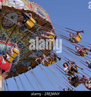 Messebesucher können auf der 2023 Delaware State Fair in Harrington, Delaware USA, eine Schaukeltour Unternehmen. Stockfoto