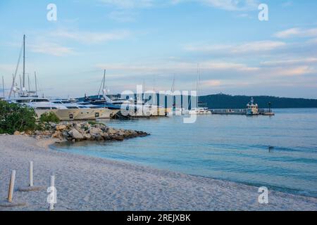 Boote vor der Küste von Kastel Gomilica in Kastela, Kroatien, in der Dämmerung Stockfoto