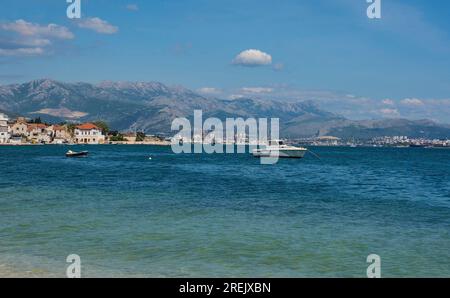 Die Küste von Kastel Gomilica in Kastela, Kroatien. Split ist ganz rechts Stockfoto