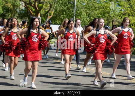 Davis, Kalifornien - 15 2023. April. Picknick-Parade an der University of California in Davis mit Cheerleader Stockfoto