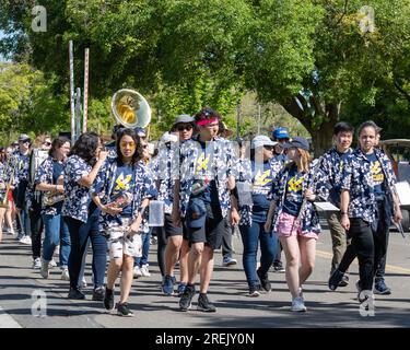 Davis, Kalifornien - 15 2023. April. Picknick-Parade an der University of California in Davis mit UC San Diego Pepband in Schwarz und Weiß Stockfoto