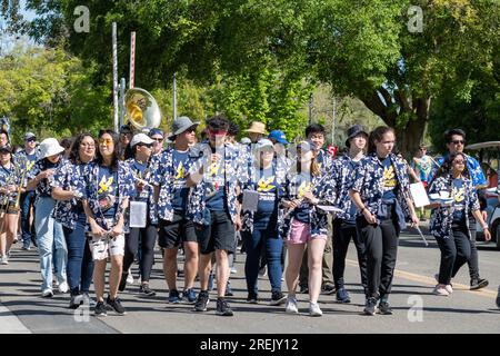 Davis, Kalifornien - 15 2023. April. Picknick-Parade an der University of California in Davis mit UC San Diego Pepband Stockfoto