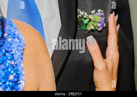 Eine Frau, die ihre Hand auf die Brust ihres Mannes legt. Stockfoto