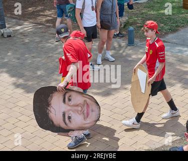 04.06.2023. Montmeló, Spanien, Fans des Formel-1-Ferrari-Teams mit großen Masken mit dem Gesicht von Charles Leclerc Stockfoto