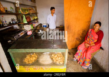 Snack Shop an Sanouli Dorf, Kumaon Hügel, Uttarakhand, Indien Stockfoto