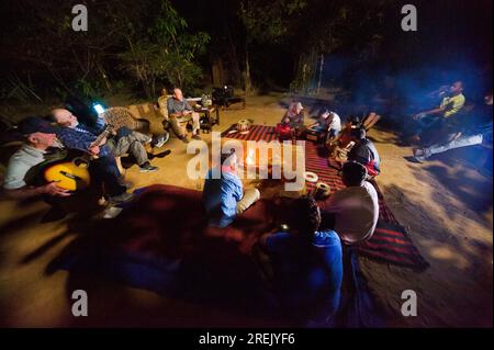 Indianer spielen traditionelle Lieder im Kotabagh Kyari Syat Camp, Kotabagh, Uttarakhand, Indien Stockfoto