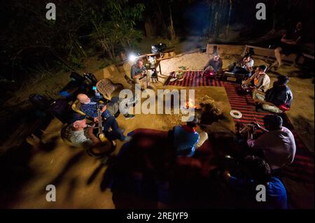 Indianer spielen traditionelle Lieder im Kotabagh Kyari Syat Camp, Kotabagh, Uttarakhand, Indien Stockfoto