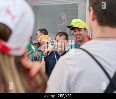 04.06.2023. Montmeló, Spanien, Toni Cuquerella Ingenieur und Kommentator, der ein Foto mit den Fans zu Beginn der Rennstrecke macht Stockfoto