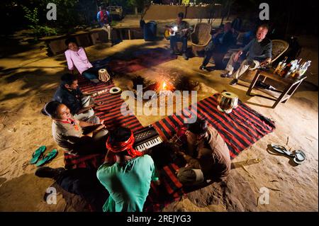 Indianer spielen traditionelle Lieder im Kotabagh Kyari Syat Camp, Kotabagh, Uttarakhand, Indien Stockfoto