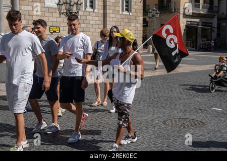 Barcelona, Spanien. 28. Juli 2023. Ein Rettungsschwimmer wird am Plaza de Sant Jaume gesehen, der während einer Demonstration informative Flugzeuge über die Forderungen des unbefristeten Streiks verteilt. Rettungsschwimmer von den Stränden Barcelonas, die mit Aunar Company, einem vom Stadtrat von Barcelona ausgelagerten Dienst, einen Vertrag abgeschlossen haben, haben sich in der Placa de Sant Jaume versammelt, um einen unbefristeten Streik zu starten, um ihre Arbeitsbedingungen zu verbessern und bessere Infrastruktur, Ausrüstung und die Erweiterung der Rettungsschwimmer zu fordern. Kredit: SOPA Images Limited/Alamy Live News Stockfoto