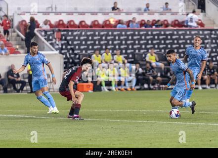 Harrison, Usa. 26. Juli 2023. Santiago Rodriguez (10) von NYCFC kontrolliert den Ball während des Leagues Cup 2023 Spiels gegen Toronto FC in der Red Bull Arena in Harrison, NJ am 26. Juli. NYCFC gewann 5 - 0 (Foto von Lev Radin/Pacific Press) Kredit: Pacific Press Media Production Corp./Alamy Live News Stockfoto
