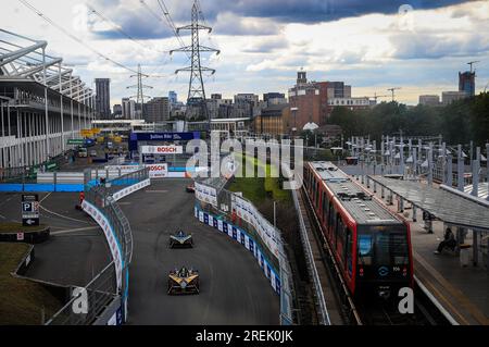 DS Penske’s Stoffel Vandoorne (Bottom), gefolgt von ABT Cupras Nico Muller (Centre) während der Übung, einen vor dem Hankook London E-Prix 2023 auf dem Excel Circuit, London. Bilddatum: Freitag, 28. Juli 2023. Stockfoto