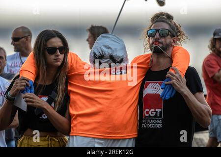 Barcelona, Spanien. 28. Juli 2023. Während des Protests werden zwei Rettungsschwimmer gesehen, die eine Stoffpuppe tragen, die während der Demonstration eine ertrunkene Person simuliert. Rettungsschwimmer von den Stränden Barcelonas, die mit Aunar Company, einem vom Stadtrat von Barcelona ausgelagerten Dienst, einen Vertrag abgeschlossen haben, haben sich in der Placa de Sant Jaume versammelt, um einen unbefristeten Streik zu starten, um ihre Arbeitsbedingungen zu verbessern und bessere Infrastruktur, Ausrüstung und die Erweiterung der Rettungsschwimmer zu fordern. (Foto: Paco Freire/SOPA Images/Sipa USA) Guthaben: SIPA USA/Alamy Live News Stockfoto