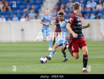 Harrison, New Jersey, USA. 26. Juli 2023. Santiago Rodrigues (10) von NYCFC kontrolliert den Ball während des Leagues Cup 2023 Spiels gegen Toronto FC in der Red Bull Arena in Harrison, NJ am 26. Juli. NYCFC gewann 5 - 0 (Kreditbild: © Lev Radin/Pacific Press via ZUMA Press Wire) NUR REDAKTIONELLE VERWENDUNG! Nicht für den kommerziellen GEBRAUCH! Stockfoto
