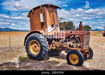 Street-Art-Traktor im australischen Outback, entlang des „Horsepower Highway“-Kunstpfades in Gnowangerup, Western Australia Stockfoto