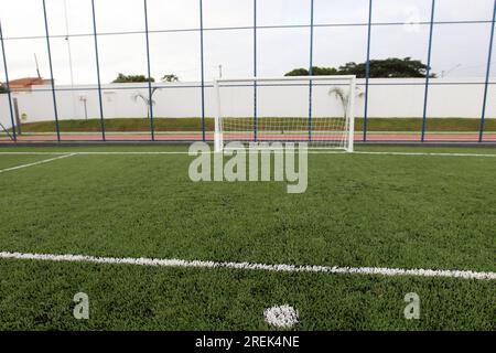 Boninal, bahia, brasilien - 29. april 2023: Blick auf ein Gesellschaftsfeld mit Kunstrasen in einer staatlichen Vollzeit-Schule in der Stadt Boninal. Stockfoto