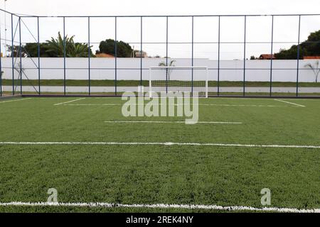 Boninal, bahia, brasilien - 29. april 2023: Blick auf ein Gesellschaftsfeld mit Kunstrasen in einer staatlichen Vollzeit-Schule in der Stadt Boninal. Stockfoto