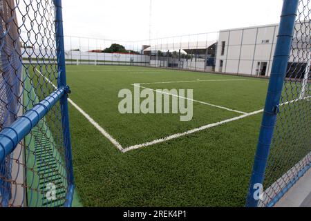 Boninal, bahia, brasilien - 29. april 2023: Blick auf ein Gesellschaftsfeld mit Kunstrasen in einer staatlichen Vollzeit-Schule in der Stadt Boninal. Stockfoto