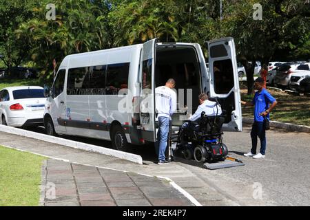 salvador, bahia, brasilien - 29. juni 2023: Minibus für den Rollstuhltransport von Menschen mit Behinderungen in der Stadt Salvador. Stockfoto