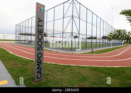 Boninal, bahia, brasilien - 29. april 2023: Blick auf ein Gesellschaftsfeld mit Kunstrasen in einer staatlichen Vollzeit-Schule in der Stadt Boninal. Stockfoto