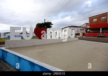 Itaju do colonia, bahia, brasilien - 23. juli 2023: Wegweiser für den Namen der Stadt itaju do colonia im Süden bahias. Stockfoto