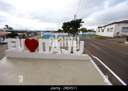 Itaju do colonia, bahia, brasilien - 23. juli 2023: Wegweiser für den Namen der Stadt itaju do colonia im Süden bahias. Stockfoto